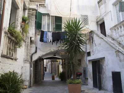 Ci allontaniamo da strada delle Crociate e dopo aver lambito la Basilica di San Nicola da piazzetta Sant'Anselmo svoltiamo a destra in strada dei Gesuiti per l'ultima tappa: corte Zeuli